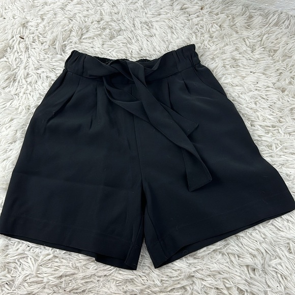 Lululemon Noir Short 5.5" Black - Picture 1 of 4